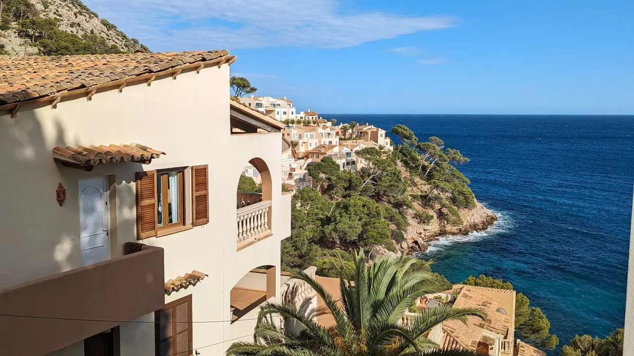 Fachada de villa frente al mar en la Costa del Sol