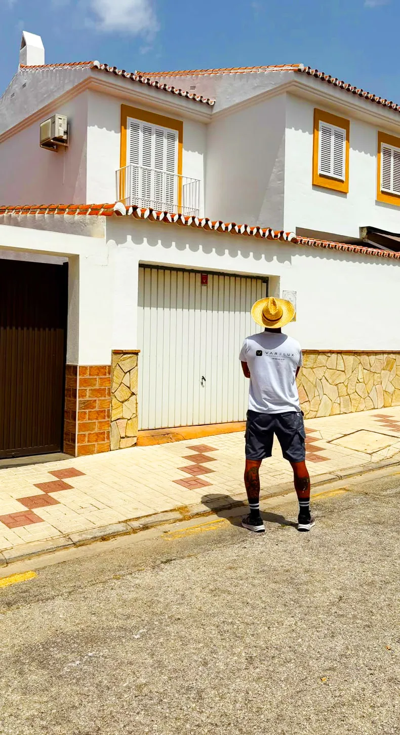 Fachada en blanco con los recercados de las ventanas en mostaza