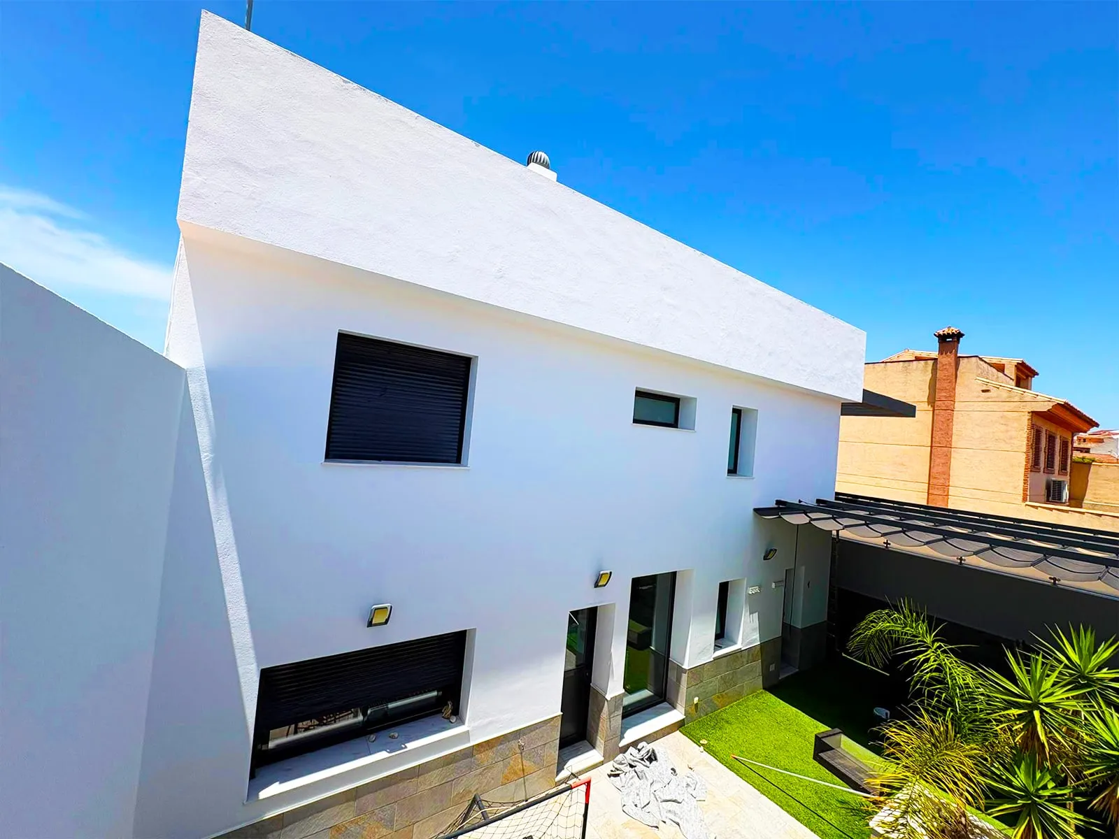 Villa moderna con toda la fachada pintada en blanco